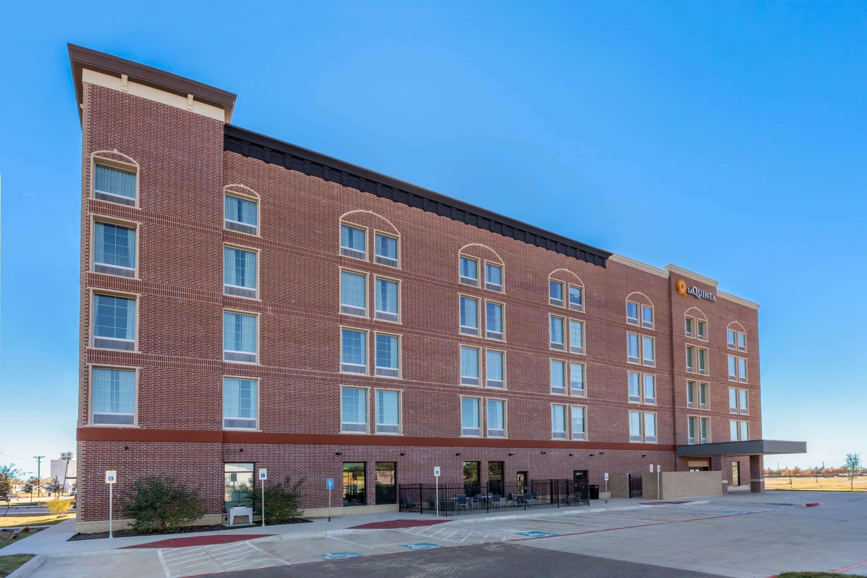 La Quinta Inn & Suites By Wyndham Dallas - Frisco Stadium 외부 사진