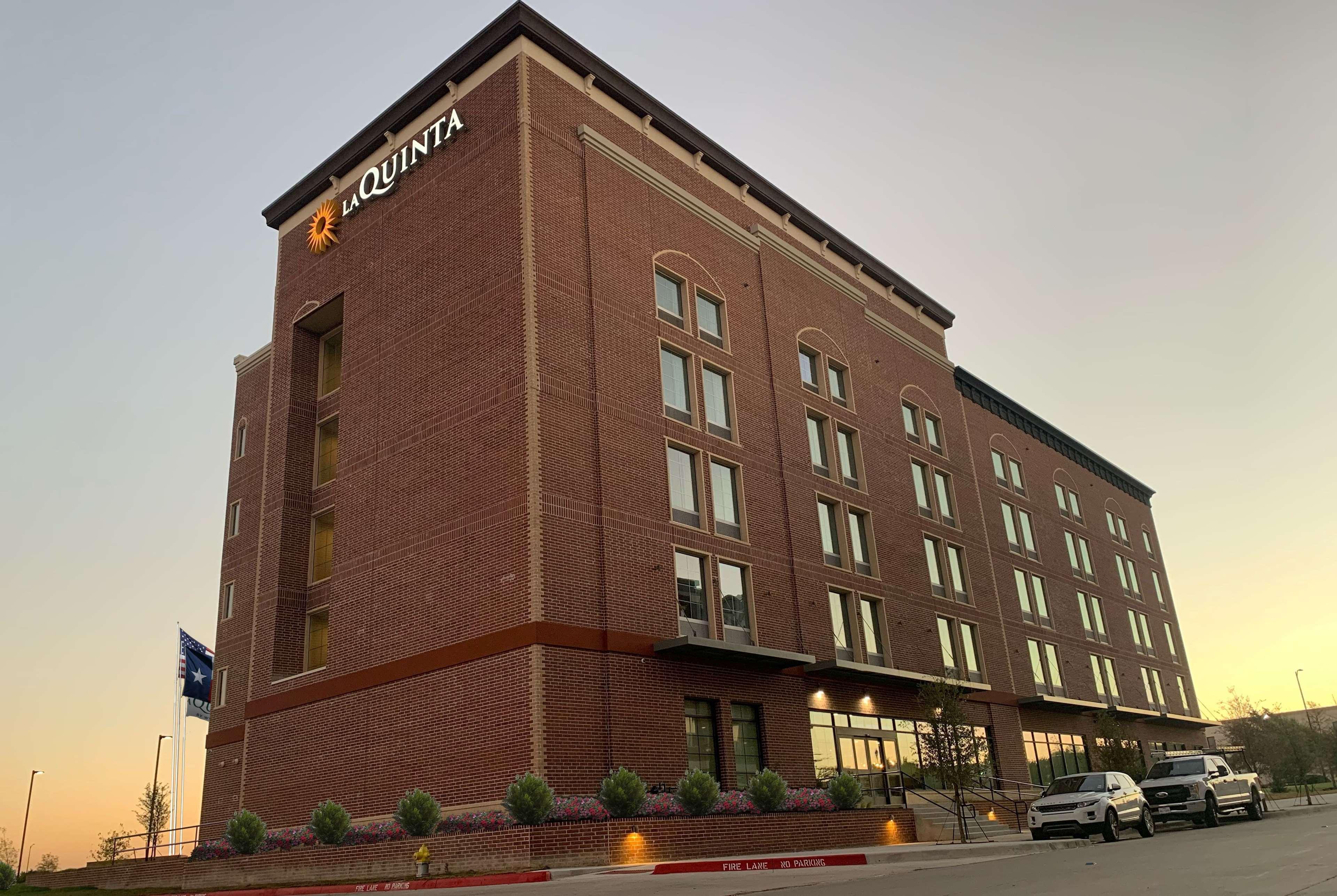La Quinta Inn & Suites By Wyndham Dallas - Frisco Stadium 외부 사진