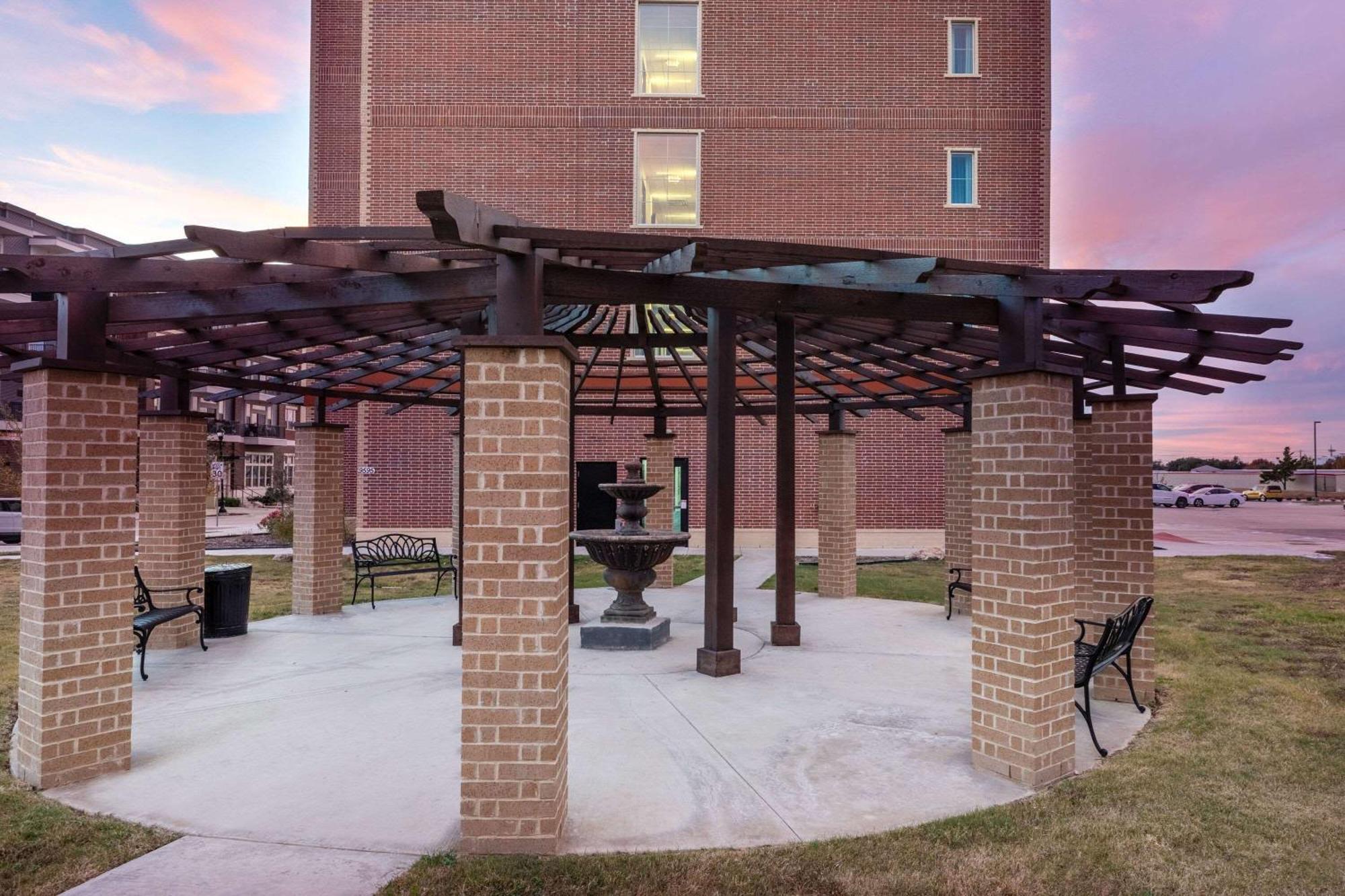 La Quinta Inn & Suites By Wyndham Dallas - Frisco Stadium 외부 사진